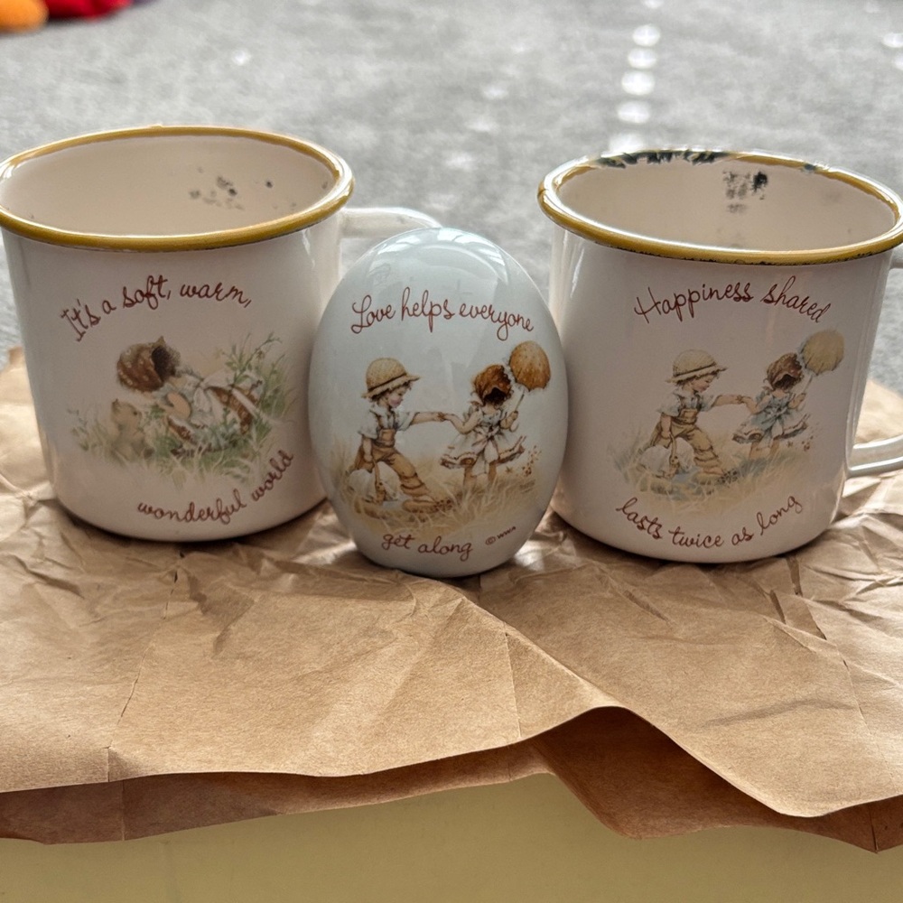 Charming Vintage Tin Gretchen Mugs and GlassEgg Set